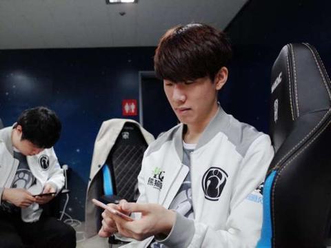 LPL冠军奖杯及世界赛冠军奖杯已完成复刻，并送达EDG基地